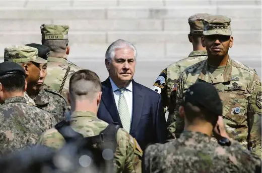  ?? (REUTERS/ LEE JIN-MAN) ?? Le secrétaire d’Etat Rex Tillerson visite les troupes américaine­s à la frontière entre les deux Corées.