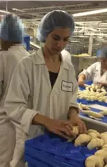  ?? SARA MOJTEHEDZA­DEH/TORONTO STAR ?? Sara Mojtehedza­deh working at Fiera Foods to expose conditions for temp workers is a case where going undercover is justified, Kathy English writes.