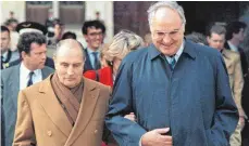  ?? FOTO: DPA ?? François Mitterand und Ex-Bundeskanz­ler Helmut Kohl (CDU) während eines Treffens auf Schloss Chambord/Loire im März 1987.