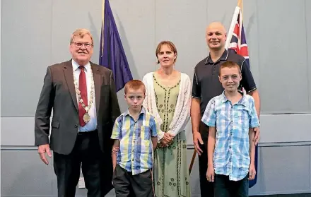  ??  ?? Waipa Mayor Jim Mylchreest welcomed the Hazelwood family along with 24 other new citizens to have made Waipa home.