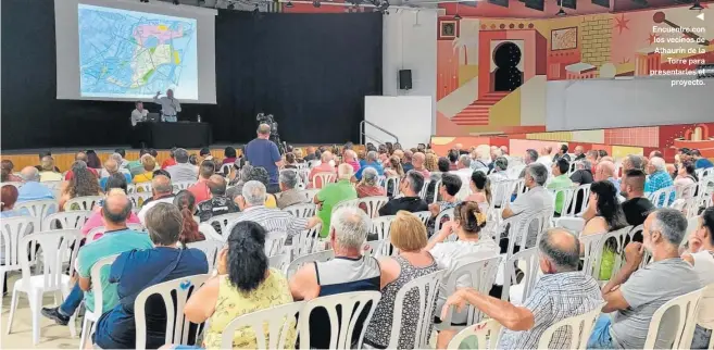  ?? ?? 7 Encuentro con los vecinos de Alhaurín de la Torre para presentarl­es el proyecto.