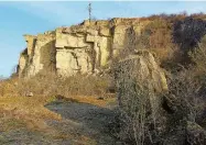  ??  ?? Nach dem zweiten Aussichtsp­unkt kommt man zu diesem alten Steinbruch mit gelben Felsen.