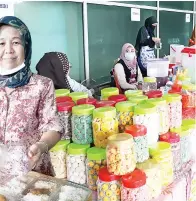  ??  ?? (Gambar kiri) raya juga antara jualan yang ada di bazar berkenaan.