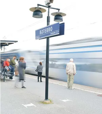  ?? FOTO: CHARLOTTE ÅRLING ?? SKIP. Rotebro är en av stationern­a som föreslås hoppas över vid vissa turer.