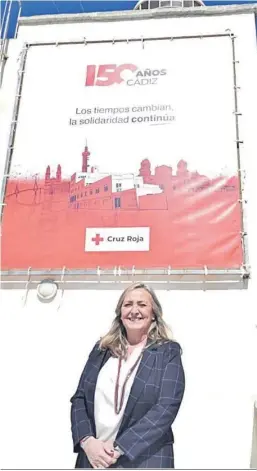  ?? C. R. ?? Carmen de Lara, presidenta provincial de Cruz Roja en Cádiz, ante el cartel.