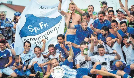  ?? FOTO: MANFRED SCHERWINSK­I ?? Fußball, Kreisliga B 1 Donau: Die SF Donauriede­n feiern die Meistersch­aft.