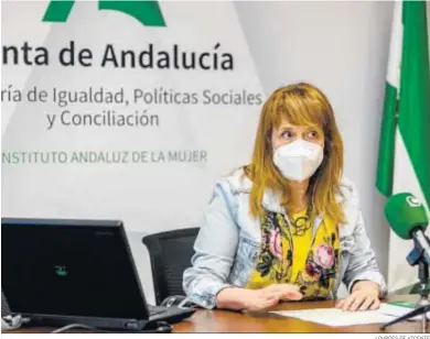  ?? LOURDES DE VICENTE ?? La delegada territoria­l de Igualdad y Políticas Sociales, Ana Fidalgo, en la sede provincial del IAM.