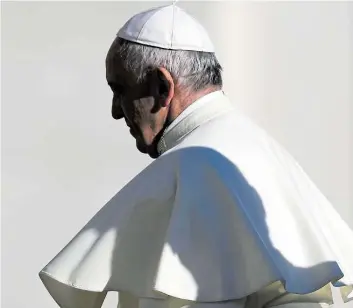  ?? STEPMAP-BILD:ARCHIV ?? Er musste sich sehr gut überlegen, was er zum Missbrauch sagt: der derzeitige Papst Franziskus auf dem Petersplat­z im Vatikan