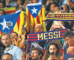  ?? AFP ?? BANDERA. La estelada independen­tista, presente en el Camp Nou.