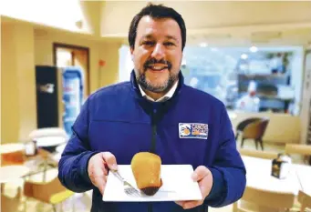  ??  ?? Dolcissimo
L’ex ministro Matteo Salvini mostra con orgoglio al suo pubblico la colazione a base di babà