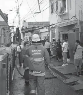  ??  ?? FLAGELO. A eso de las 15: se desató el incendio que cobró la vida de 16 personas.