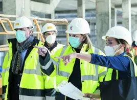  ?? SUSANA MARTÍN/ICAL ?? La consejera Isabel Blanco y García Carbayo visitan las obras de la residencia