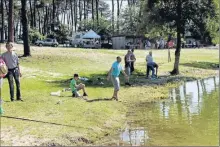  ??  ?? Les activités pêche autour du lac