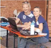  ??  ?? Carina Köpf und Alisa Schnelling­er (von links) kümmern sich im Camp um das Rahmenprog­ramm.