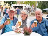  ??  ?? Hans-Otto Fischer, Ursula Blumberg und Charly Krüger (v.l.) genossen ihr Bierchen.