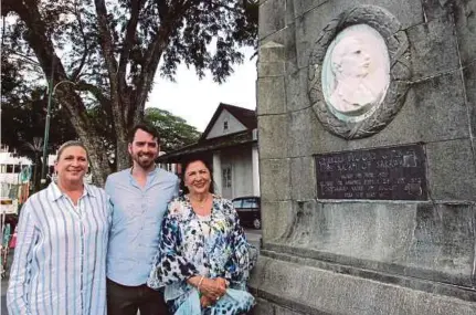  ?? [foto BERNAMA] ?? Roberta bersama saudaranya ketika ditemui Old Court House, Kuching, semalam.