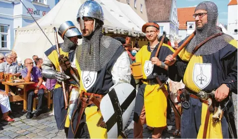  ?? Foto: Erich Echter ?? Als Torwache an der Botengasse sind die Aichacher Ministrant­en wieder bei den Mittelalte­rlichen Markttagen dabei.