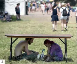  ?? PHOTOS AFP ?? 1. et 2. Dans le sud-ouest de l’angleterre, de nombreux participan­ts à un festival de musique se sont abrités sous un grand arbre alors que d’autres ont dû se contenter d’un dessous de table pour trouver de l’ombre. 3. et 4. À Vienne, en Autriche, les...