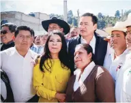  ??  ?? Miguel Ángel Osorio Chong, titular de la Segob, checó rutas de evacuación en Santiago Xalitzintl­a, cerca del Popocatépe­tl.