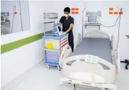  ??  ?? Un trabajador de la salud manipula un equipos instalado en una unidad de cuidados intensivos.