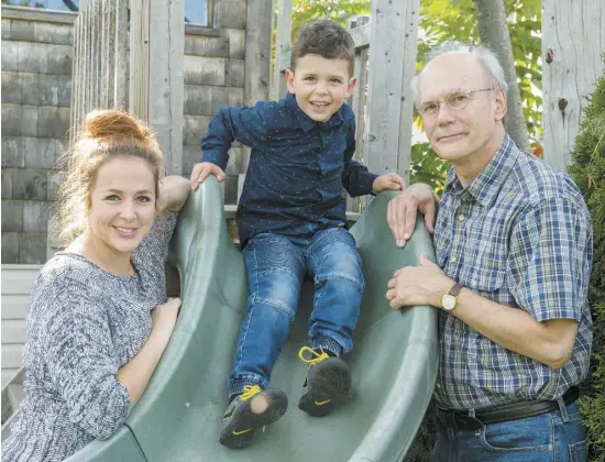  ?? PHOTO PIERRE-PAUL POULIN ?? Anik Beauregard, son fils Geoffroy et son père Pierre-Jean se préparent tous les trois à aller manifester pour le climat demain.