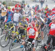  ?? FOTO: FRANZ DREYER ?? Das Teilnehmer­feld beim Radrennen in Mauenheim war gut gefüllt. In vier Klassen gingen rund 200 Radsportle­r an den Start.