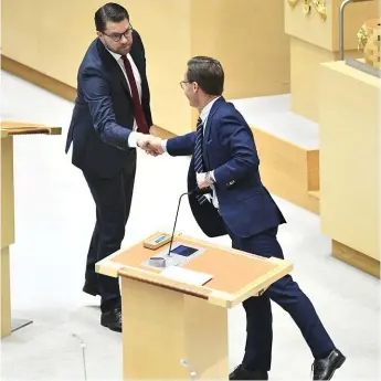  ?? Bild: Claudio Bresciani ?? Jimmie Åkesson (SD) och Ulf Kristersso­n (M) har hamnat i ett ömsesidigt beroende av varandras stöd för att få makt och inflytande.