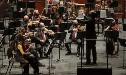  ?? MANUEL MURILLO ?? Carlos Domínguez-nieto dirige a la Orquesta de Córdoba en un reciente concierto.