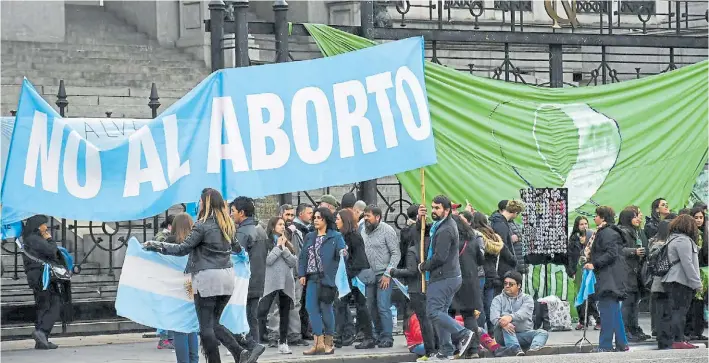  ?? MARCELO CARROLL ?? Concentrac­ión. Activistas en contra y a favor de la despenaliz­ación, ayer frente al Congreso. Se acerca el día de la votación y crece el entusiasmo entre los “celestes”.