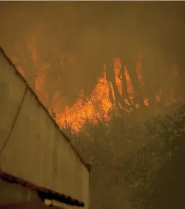  ??  ?? Incêndio de Algarve segue em direção a cidades turísticas litorâneas