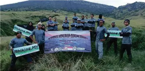  ??  ?? TERSERLAH kegembiraa­n sewaktu sampai
di puncak.