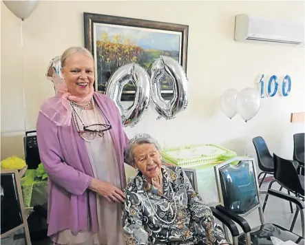  ?? Picture: TYLER RIDDEN ?? PROUD DAY: Celia Hayes celebrates with her mother Lou, who turned 100 this weekend.