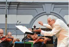  ?? Foto: Fred Schöllhorn ?? Am Freitagabe­nd konnte die Konzerte im Fronhof noch im Freien stattfinde­n. Festi valleiter Wilhelm F. Walz dirigierte die SUK Symphony Prag.