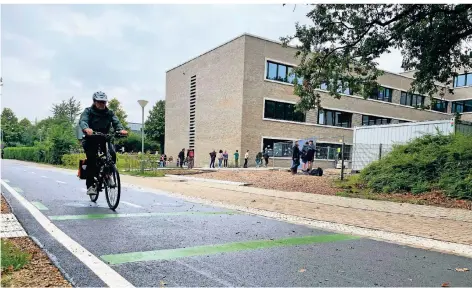  ?? FOTO: BK ?? Am Neubau fehlt der Bauzaun, der vorher das Schulgelän­de von der Promenade getrennt hat. Nun können Schüler ungehinder­t auf den Radweg laufen.