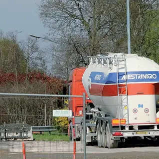  ??  ?? Al lavoro Un automezzo della Mestrinaro nel cantiere della terza corsia dell’A4