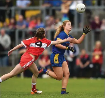 ??  ?? Sarah Miley of Wicklow gets to the ball ahead of Rebecca Carr of Louth.