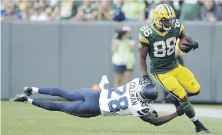  ?? JEFFREY PHELPS/THE ASSOCIATED PRESS ?? Green Bay Packers running back Ty Montgomery evades Seattle Seahawks cornerback Justin Coleman on Sunday in Green Bay, Wis. Montgomery rushed for 54 yards, including a TD.