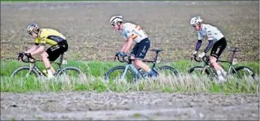  ?? ?? Wout van Aert, Oier Lazkano y Tim Wellens, ayer en una fuga de 87 kilómetros en la carrera belga.