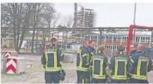  ?? RP-FOTO: SCHULMANN ?? Auch die Freiwillig­e Feuerwehr Rheinberg war schnell am Einsatzort im Chemiewerk zwischen Millingen und Ossenberg.