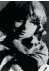  ??  ?? Abbraccio La scrittrice Elsa Morante (1912-1985) tiene in braccio uno dei suoi amatissimi gatti