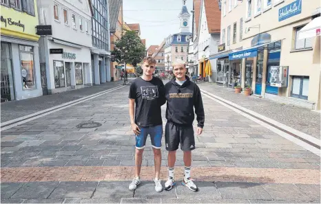  ?? FOTO: LÄMMERHIRT ?? Ein Teil der „Kneipenhop­per“sind Marius Scheifele und Markus Bezler (von links).