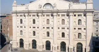  ?? IMAGOECONO­MICA ?? Borsa. Palazzo Mezzanotte, sede della Borsa italiana. Gli investitor­i guardano all’evoluzione delle misure sul sistema creditizio italiano e sulla vicenda Montepasch­i