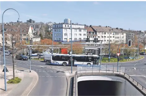  ?? FOTO: JÜRGEN MOLL ?? Die auch als „Blumeninse­l“bekannte Haltestell­e am Willy-Brandt-Platz ist ein wichtiges Drehkreuz für den Nahverkehr.