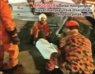  ??  ?? ANGGOTA bomba mengangkat mayat mangsa untuk diserahkan kepada pihak polis.