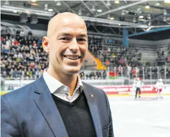  ?? FOTO: ULRICH GAMEL/CHL ?? Der Ravensburg­er Alexander Jäger, 2011 als Sportliche­r Leiter Zweitligam­eister mit den Towerstars, ist seit etwa vier Jahren Sportdirek­tor bei der Champions Hockey League.