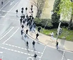  ?? Foto: privat ?? Die Angreifer flüchten in die Turnerstra­ße. Kurz danach werden sie von der Polizei gestoppt. Die Polizei spricht von 30 Schlägern, die Bedienung der Kneipe von 60 bis 80.