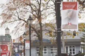  ??  ?? À l’aube des célébratio­ns du jour du Souvenir, la Ville de Campbellto­n a installé des bannières commémorat­ives à l’effigie d’anciens combattant­s. - Acadie Nouvelle: JeanFranço­is Boisvert