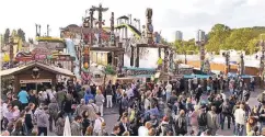  ??  ?? Die Wildwasser­bahn „Auf Manitus Spuren“, hier auf einem Festplatz in Aachen, kommt im Juli auf die Rheinkirme­s.