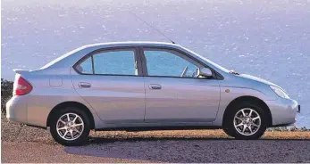  ?? FOTO: TOYOTA/DPA ?? Pionier in unscheinba­rer Verpackung: Der Toyota Prius gilt als erstes Auto mit Hybridtech­nik in Großserie.
