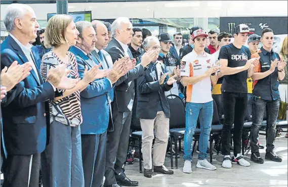  ?? FOTO: MANEL MONTILLA ?? El minuto de silencio por el joven Andreas Pérez acabó en un gran aplauso en la presentaci­ón El piloto falleció este lunes tras una caída en una carrera del FIM CEV en el circuit